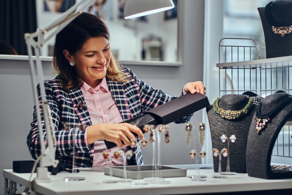 Comment la marque Pandora redéfinit les tendances de la mode et des accessoires