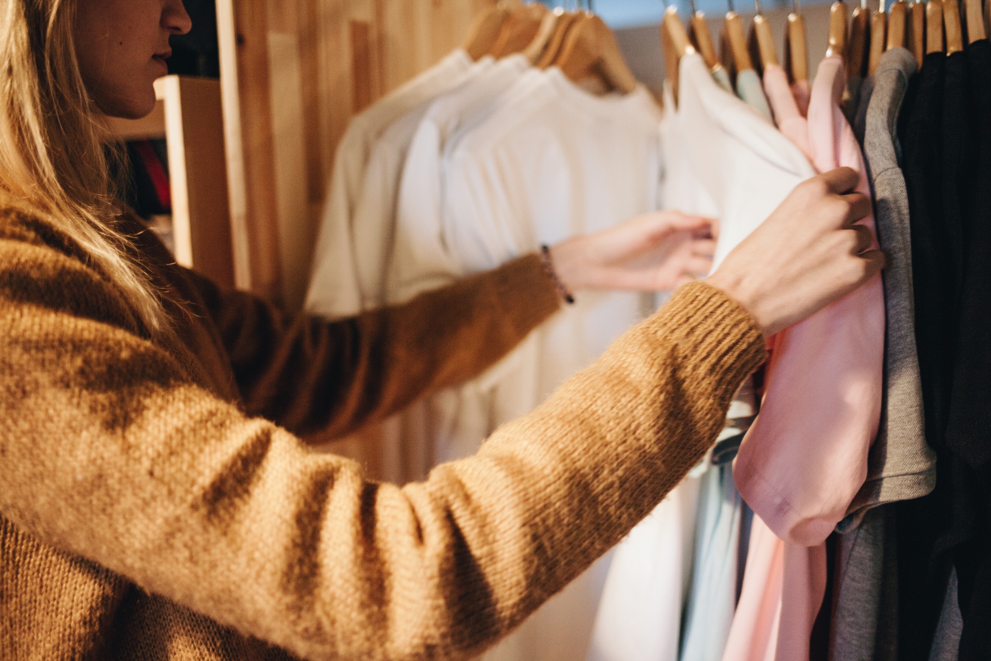 woman shopping / t-shirts in a store
