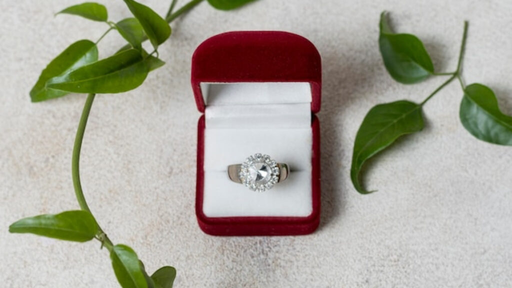 Tendances : le retour des bagues anciennes vintage et leur intégration dans un look moderne